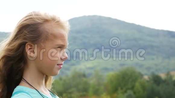 山的背景上的女孩望向远方视频的预览图