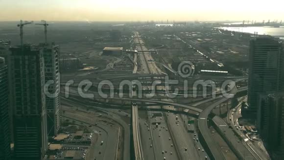 大城市公路交叉口鸟瞰图阿联酋迪拜视频的预览图