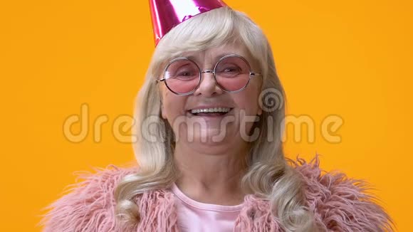 老奶奶粉色皮草展示礼物特写生日祝贺节日视频的预览图
