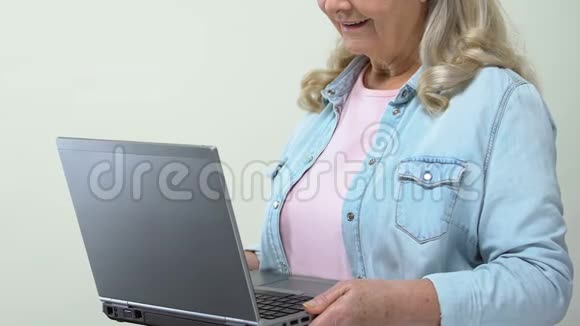 通过笔记本电脑应用程序接收电子邮件看起来很震惊的老女性视频的预览图