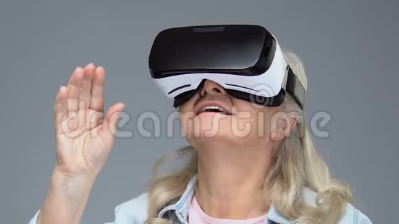 戴虚拟现实耳机的成熟女性娱乐设备创新视频的预览图