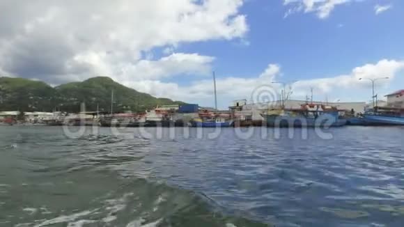 塞舌尔马赫岛乘船游览维多利亚港和山脉2视频的预览图