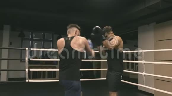 两名拳击手完成训练视频的预览图