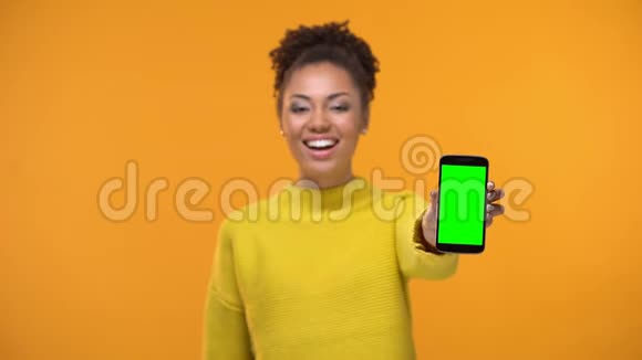 非裔美国人女性持有智能手机移动应用开发视频的预览图