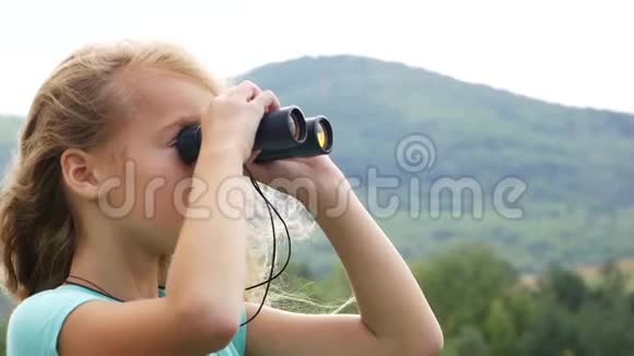特写女孩看着望远镜享受旅行视频的预览图