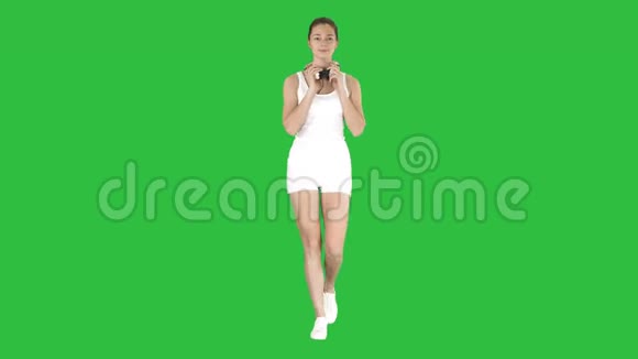 女运动员在绿色屏幕上用耳机听音乐Chroma键视频的预览图