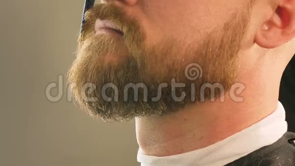 在一家男士美容店理发店里用剪刀修剪胡子和男士胡子视频的预览图