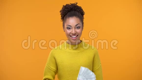 快乐的非裔美国女士带着一堆钱去拍照高薪工作视频的预览图