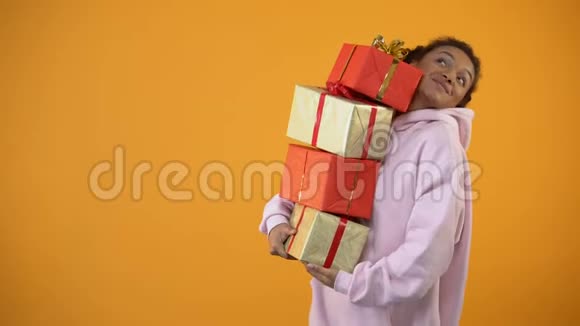 微笑着的非洲裔美国妇女手里拿着许多礼品盒准备度假视频的预览图