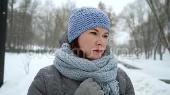 伤心的成年女子独自行走在雪天的冬季特写视频的预览图