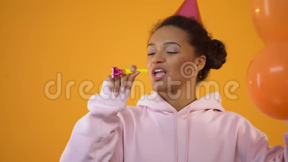 有生日哨子和气球的快乐女孩享受派对视频的预览图