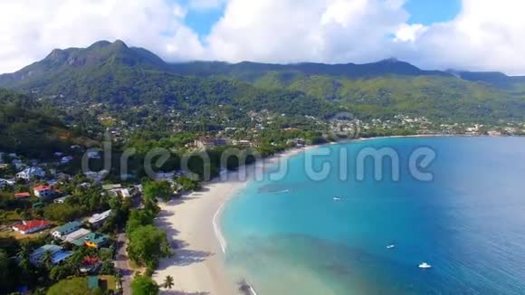 塞舌尔热带岛屿上海洋海滩和山脉的鸟瞰图9视频的预览图