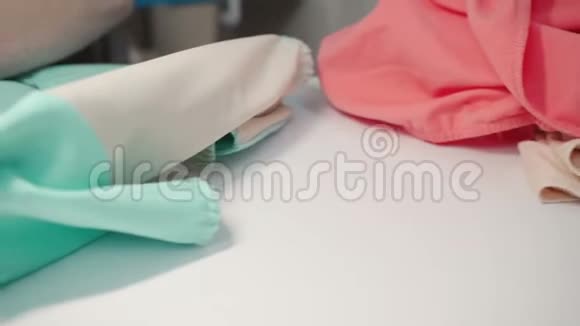 电动机上裁缝女缝纫标签视频视频的预览图