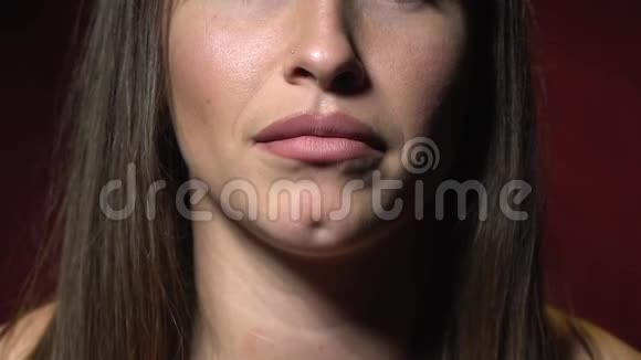 令人厌恶的女人的脸视频的预览图