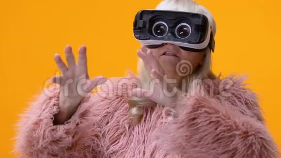 有趣的高级女性虚拟现实护目镜黄色背景娱乐视频的预览图