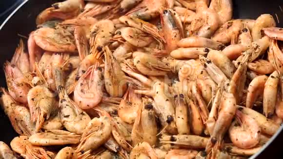 做海鲜普隆比罗万尼亚的过程把酒精倒在锅里点燃虾海洋食物视频的预览图
