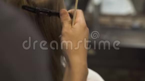 美容院女发型发型发型师别发发型师在理发时准备发型视频的预览图