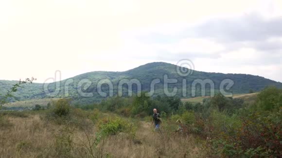 一家人走在山上的小径上与家人一起远足视频的预览图