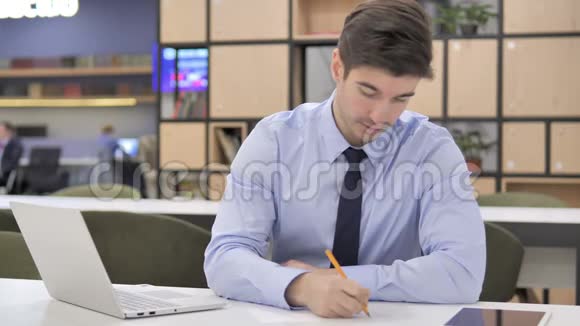 商人在工作时写信文书工作视频的预览图