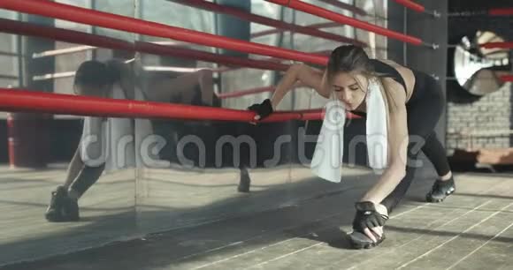 运动的女人在健身房训练晨练年轻女子在健身房锻炼健康和体育生活方式视频的预览图