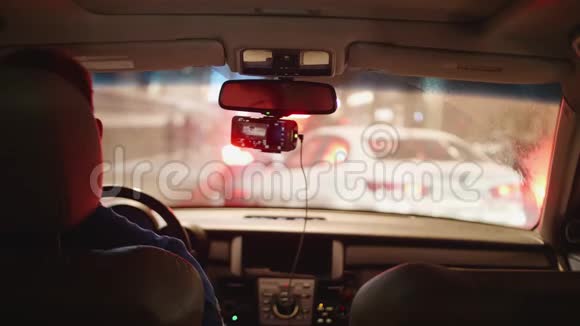 男驾驶员站在白车前的交通堵塞中模糊视频的预览图