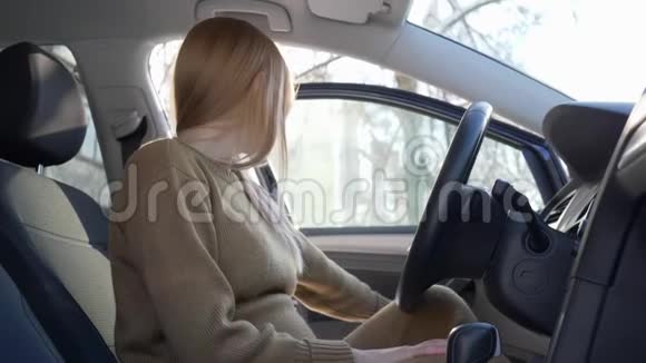 喜孕女司机在明媚的阳光下坐在车后的车轮上抚摸着大肚子视频的预览图