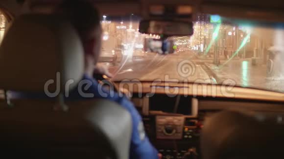 汽车司机的后景在大城市里装饰着新年和圣诞节视频的预览图