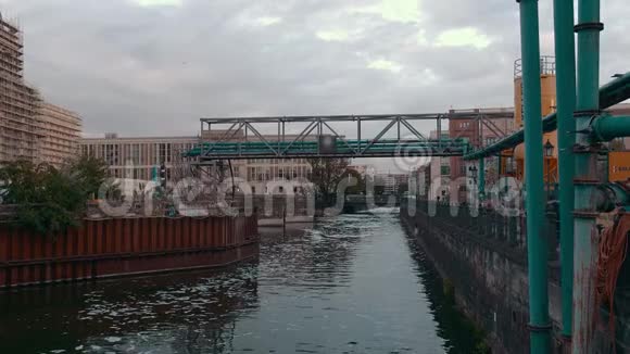 欧洲首都中心的工厂附近的污水环境污染环境的概念视频的预览图
