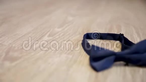 豪华蓝色时尚男士袖扣晚礼服蝴蝶领带手帕手表智能手机配件视频的预览图