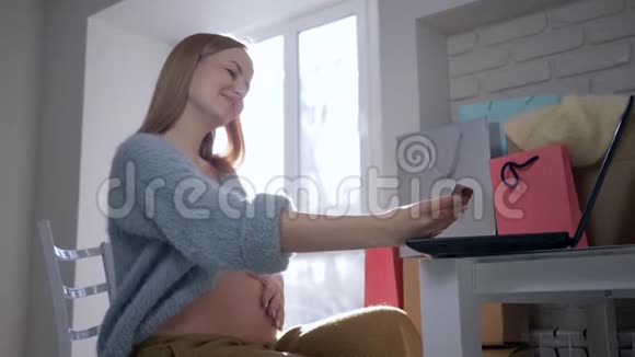 互联网支付美丽的准女用信用卡用笔记本电脑上网购买视频的预览图