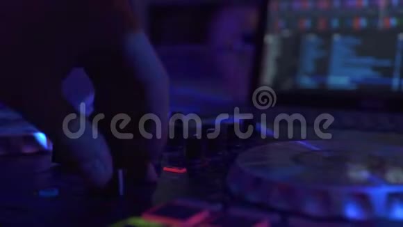 DJ控制音响控制台蚂蚁笔记本电脑用于混合音乐在夜总会聚会迪斯科音乐和音乐控制台视频的预览图