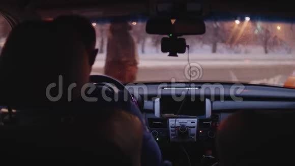 男司机在十字路口上车等待出发视频的预览图