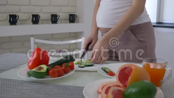 孕妇的天然食物大腹便便的孕妇用新鲜的沙拉做健康可口的午餐视频的预览图