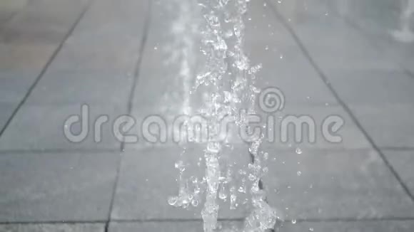 活的水流在灰色的石板上的喷泉洞上飞舞视频的预览图