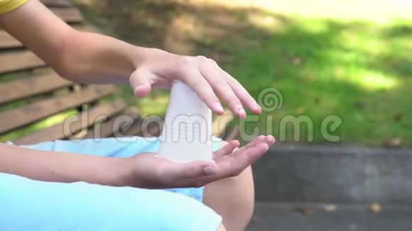 一个少年用双手打破白色塑料杯视频的预览图