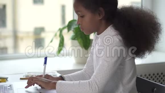 混血成年少女在做作业视频的预览图