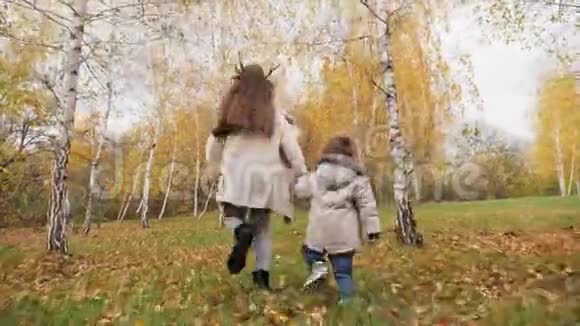 小男孩和小女孩在白桦林中奔跑视频的预览图