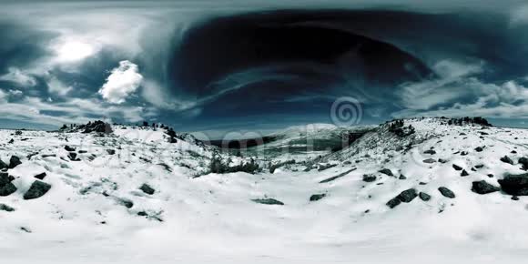 雪山顶UHD4K360VR峰和冰景观上的阳光冬天冰冻的岩石视频的预览图
