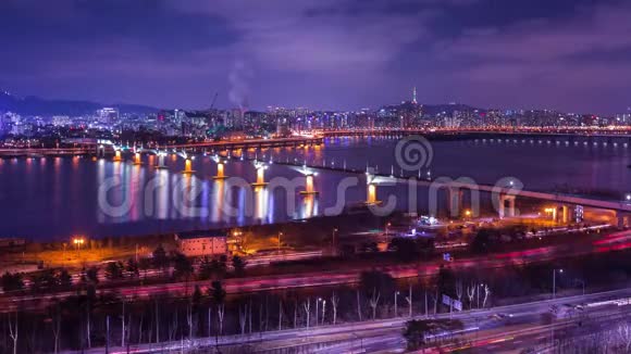 首尔城和首尔塔在夜间与汉江桥韩国4K时间流逝视频的预览图