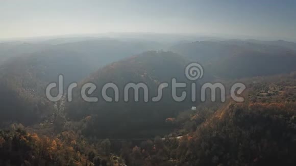 加尔卡塔附近美丽的雾蒙蒙的丘陵景观鸟瞰意大利拉齐奥视频的预览图