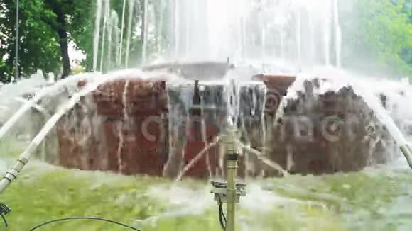 喷泉的碎片喷射机被打向不同的方向视频的预览图