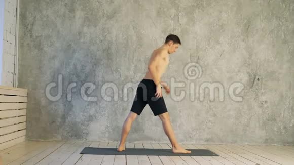瑜伽姿势作为一个健康的生活锻炼概念男子做阿什坦加文尼亚萨瑜伽作为一个Parivrtta三科纳萨纳视频的预览图