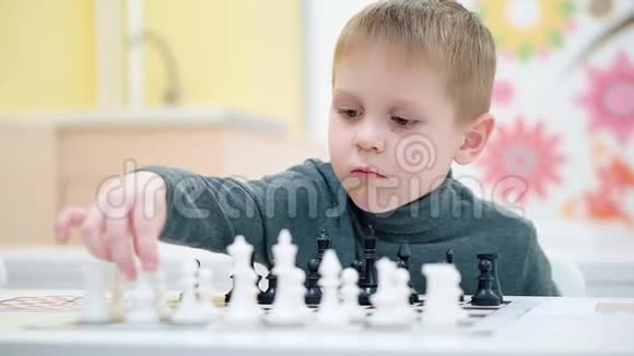 一个男孩下棋的肖像视频的预览图