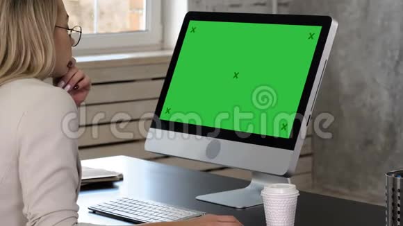 疲惫的女商人在她的办公桌前的班长绿屏模拟显示视频的预览图