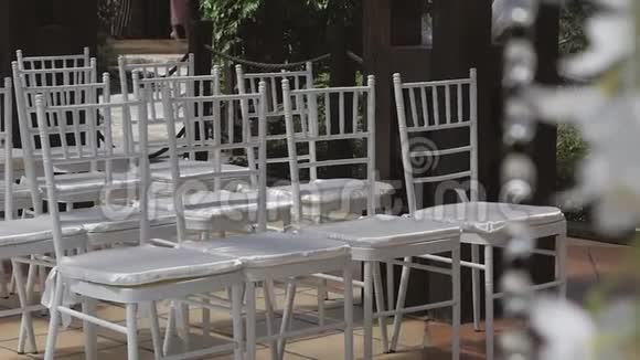 白色椅子成排举行婚礼视频的预览图