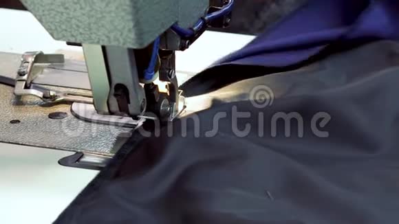 服装厂的女裁缝正在运行的现代化缝纫机为夹克缝衬里视频的预览图