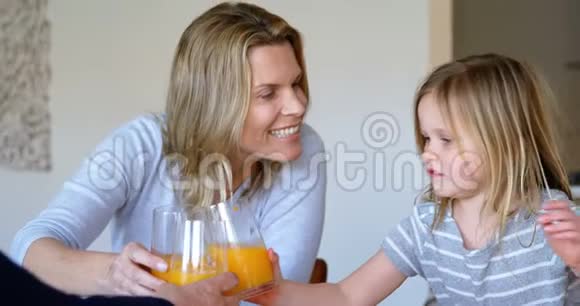 多代家庭在家喝橙汁4k视频的预览图