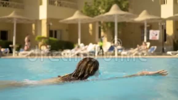 运动女孩在游泳池里游泳视频的预览图