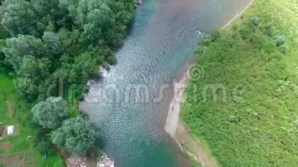 从空中俯瞰河流视频的预览图
