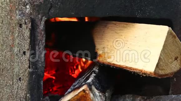在村里的户外火炉里慢慢地燃烧木头特写高清1920x1080视频的预览图